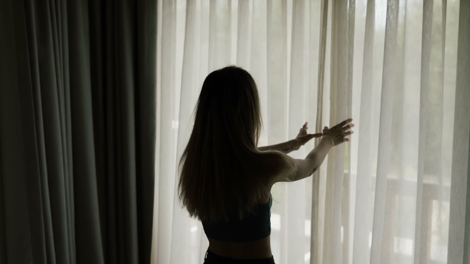Σαλόνι με ξύλινες περσίδες που φιλτράρουν το φως